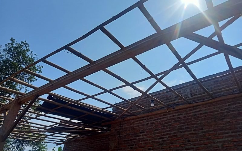 Atap rumah warga yang berterbangam tertiup angin kencang di Gejlig Kajen Pekalongan (dok. Humas)