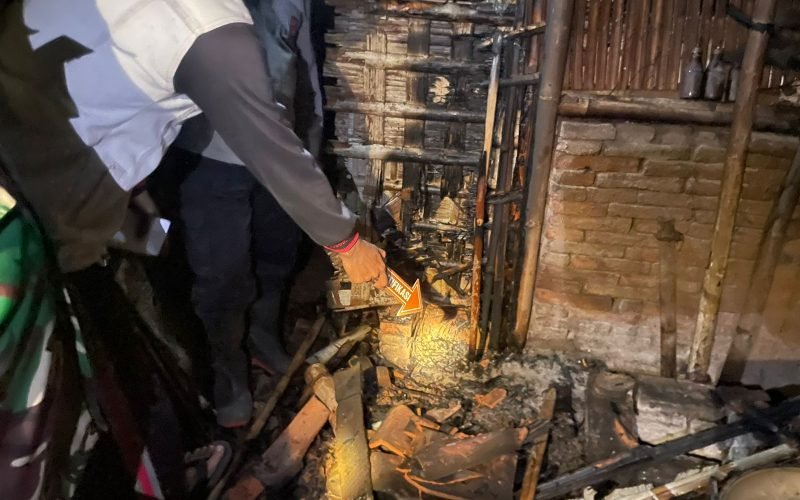 Atap dapur sebuah rumah di Kesesi terbakar akibat pemiliknya lalai meninggalkan tungku yang masih menyala (dok. Humas)