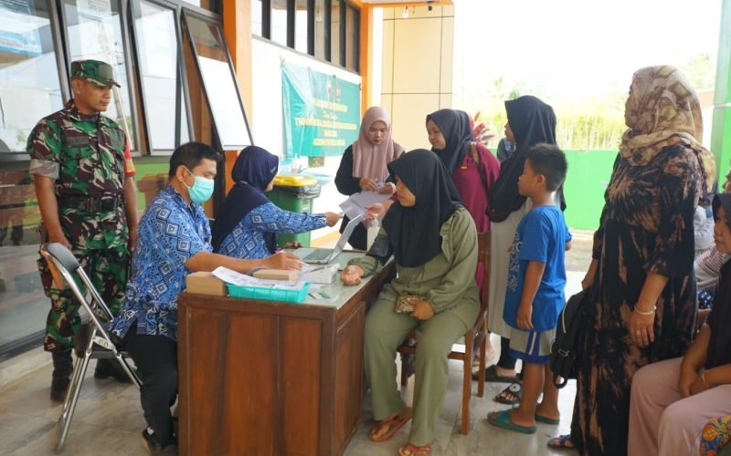Kodim Pekalongan bersama Dinas Kesehatan menggelar layanan KB Gratis sebagai bagian dari Program TNI Manunggal Bangga Kencana Kesehatan 2024 (dok. Pendim 0710)