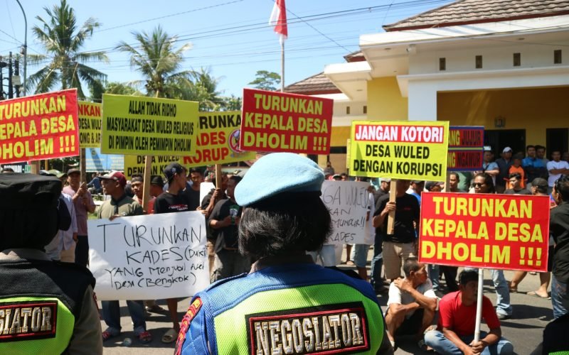 DEMO - Ratusan warga desa Wuled Kecamatan Tirto Kabupaten Pekalongan melalukan aksi unjuk rass untuk menuntut Kepala Desa mundur dari jabatannya (dok. Bagus - Rasika FM)
