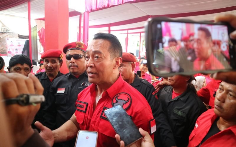 TETAP BANTENG - Ketua DPC PDI Perjuangan Kabupaten Pekalongan, Riswadi saat jumpa pers usai rapat kerja khusus di kantor DPC PDIP Kabupaten Pekalongan (Dok. Bagus - Rasika FM -18/09/2024)