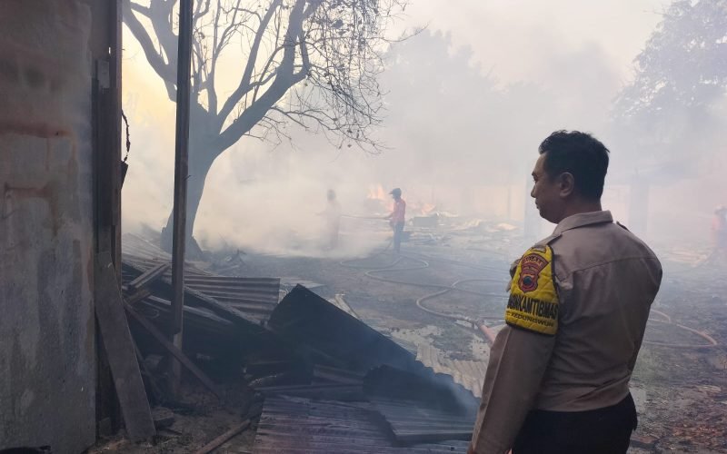 LUDES - Gudang dan rumah produksi meubel di Gembong Kedungwuni Pekalongan ludes terbakar dan diduga karena konsleting listrik (dok. Humas)