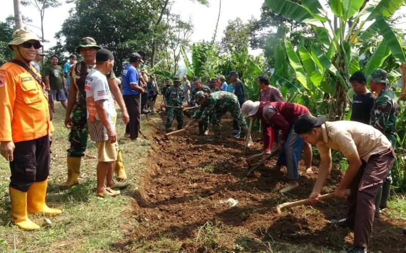 HUT TNI - 280 personil dari berbagai elemen bergotong royong dalam pembuatan jalan penghubung desa Talun menuju desa Donowangun (dok. Pendim 0710/Pekalongan)