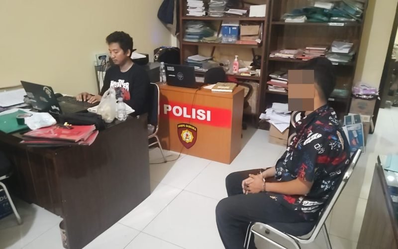 MALING - Pelaku pencurian sejumlah barang dan uang tunai di SD N 1 Langkap Kedungwuni saat jalani pemeriksaan (dok. Humas)