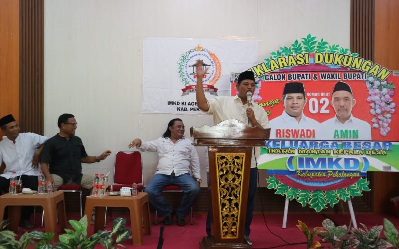 WONGE DEWE - Calon Bupati Pekalongan, H. Riswadi saat memberikan sambutan dalam deklarasi dukungan dari Ikatan Mantan Kepala Desa Kabupaten Pekalongan (06/10/2024 - dok. Bagus Rasika FM)