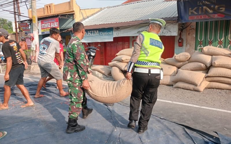 ruk bermuatan kacang tanah yang alami kecelakaan di traffic light pantura Wiradesa Pekalongan (dok. Istimewa)