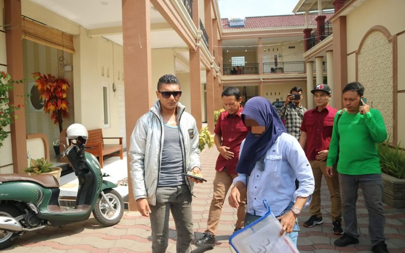 WNA - Warga Negara Asing dari Mesir, Androu Ashraf bersama istrinya saat diamankan oleh petugas dari Kantor Imigrasi Non TPI Pemalang (dok. Bagus Rasika FM)