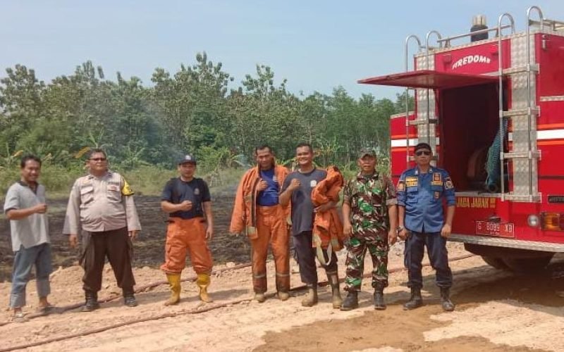 REAKSI CEPAT - Gerak cepat Polisi dan Damkar mampu memadamkan lahan kosong yang terbakar di ddsa Gejlig Kajen (dok. Humas)