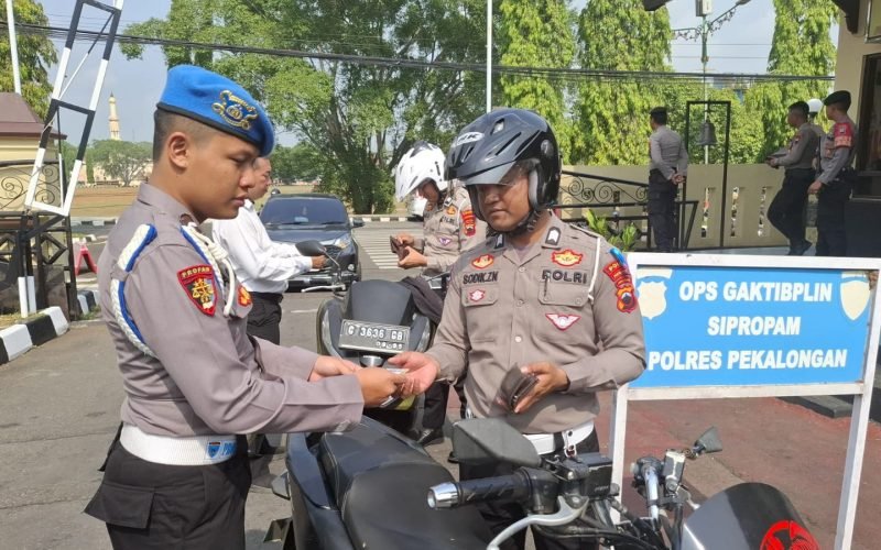 PROPAM - Propam melaksanakan razia anggota Polres Pekalongan di pintu gerbang Mapolres Pekalongan (14/10/2024 - dok. Humas)