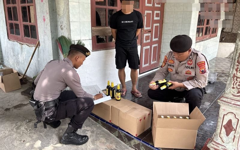 MIRAS - Petugas saat mendata barang bukti miras (dok. Humas)