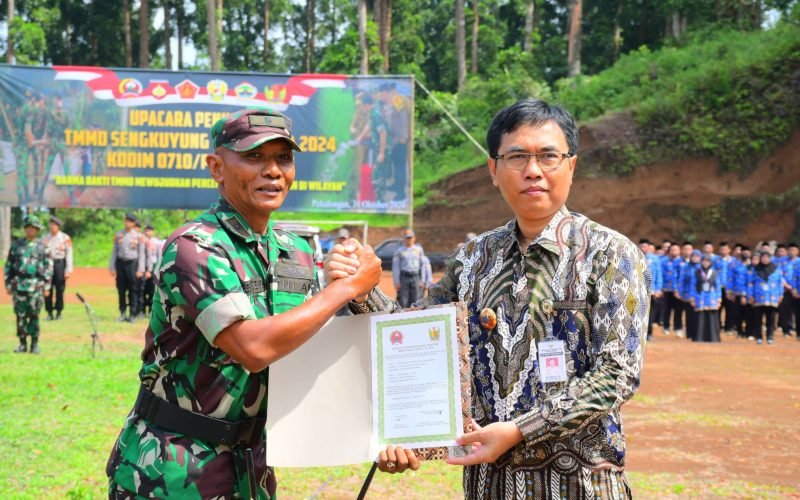 TMMD - Penutupan TMMD di lapangan desa Pedagung Kecamatan Paninggaran (31/01/2024 - dok. Pendim 0710)