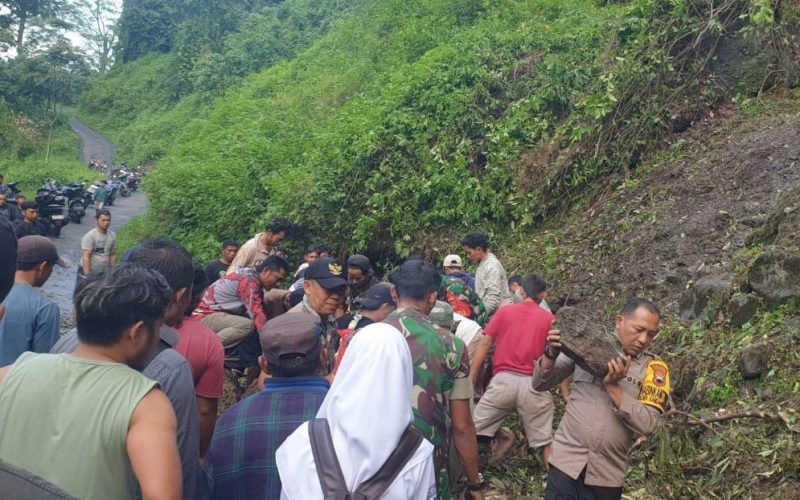 EVAKUASI - TNI-Polri bersama warga bergotong royong membersihkan material longsor (dok. Humas)