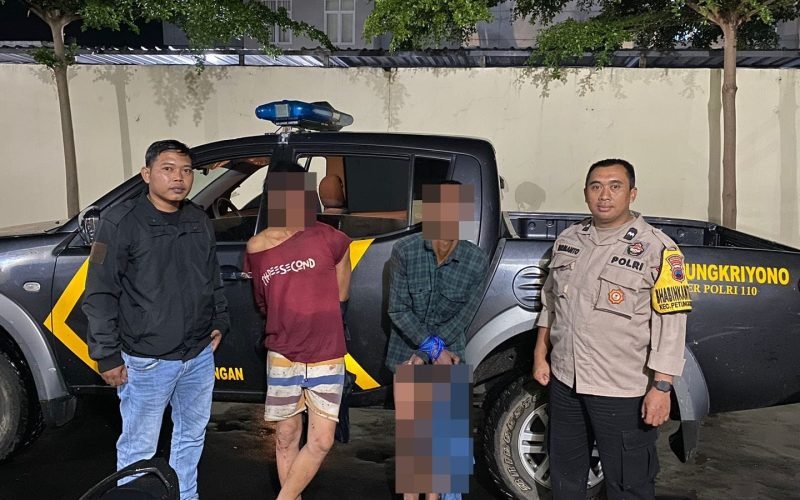 Dua pelaku curanmor yang ditangkap warga dan selanjutnya diamankan petugas dari Polres Pekalongan (dok. Humas)