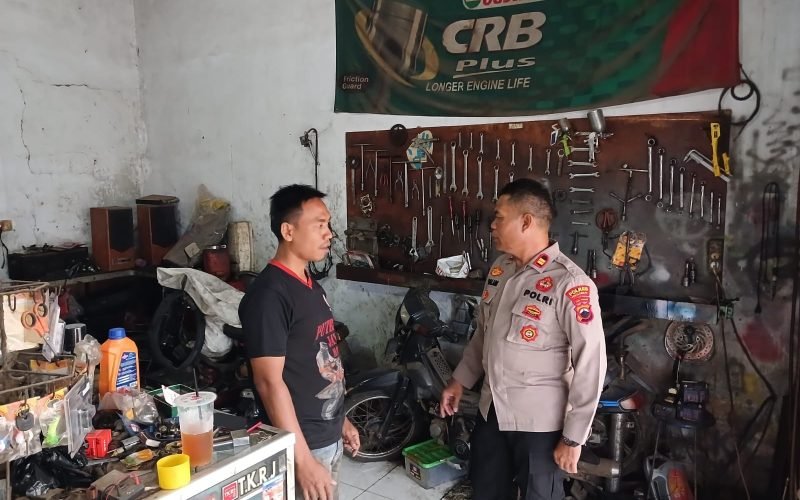KNALPOT BRONG - Petugas dari Polres Pekalongan mengantisipasi penggunaan knalpot brong salah satunya dengan sosialisasi ke bengkel (dok. Humas)