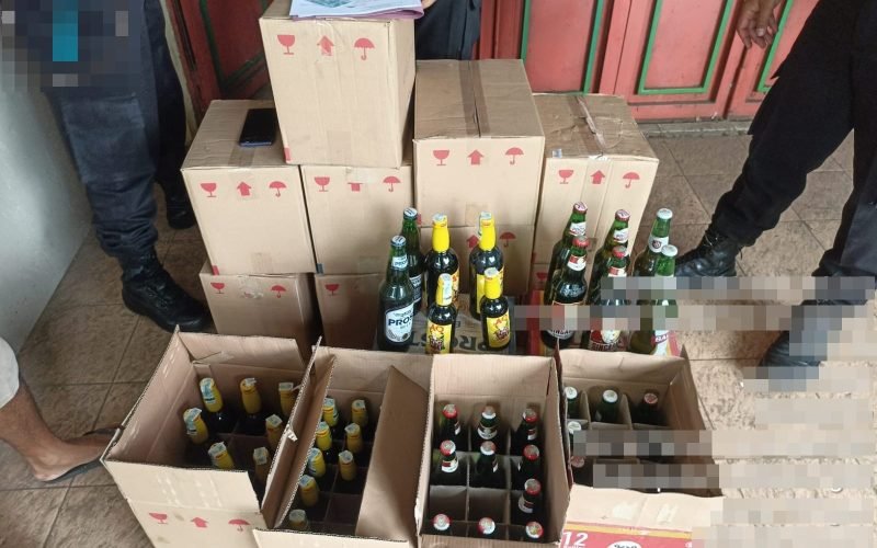 MIRAS - Ratusan botol miras yang diamankan polisi sebagai bentuk antisipasi kerawanan jelas kampanye terbuka (dok. Humas)