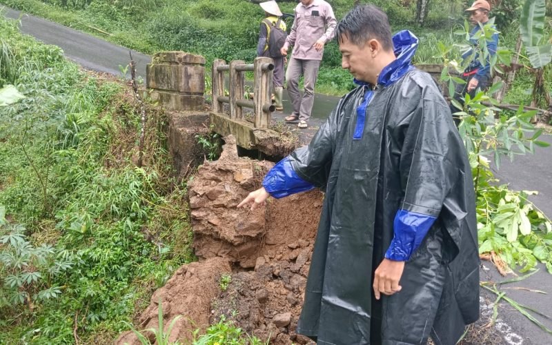 LONGSOR - Warga dan pihak kepolisian mengamankan jalur pada jembatan yang longsor di Petungkriyono (dok. Humas)