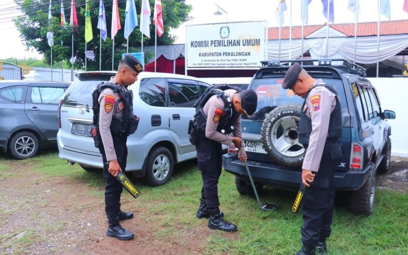 REKAPITULASI - Ratusan polisi dari Polres Pekalongan mengamankan jalannya proses penghitungan suara tingkat kabupaten (dok. Humas)