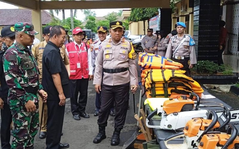 CEK PERALATAN : Kapolres, Ketua DPRD, dan Dandim Pekalongan mengecek sejumlah peralatan usai digelar apel kesiapan penanggulangan bencana, Senin (9/12)