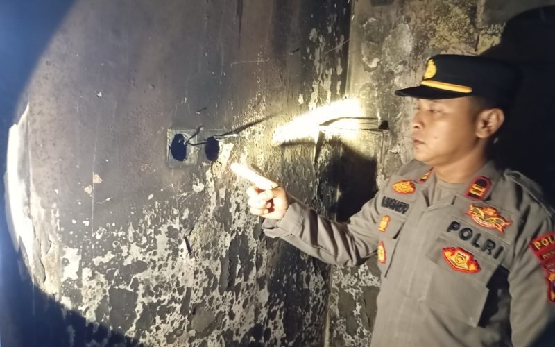 KONSLETING LISTRIK - Petugas kepolosian menunjukkan titik konsleting yang menyebabkan kebakaran (dok. Humas)
