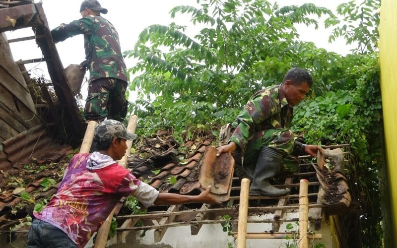 Petugas TNI Kodim 0710/Pekalongan melakukan pembersihan dirumah tidak layak huni yang akan  di rehabilitasi (dok. Pendim 0710/Pekalongan)
