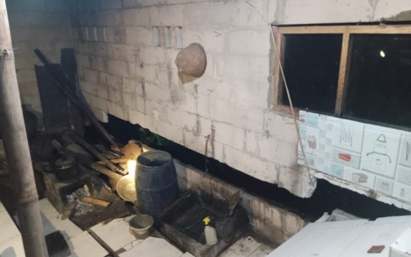 AMBLAS - Kondisi rumah warga di Kandangserang Pekalongan yang amblas hingga 1 meter (dok. Humas)
