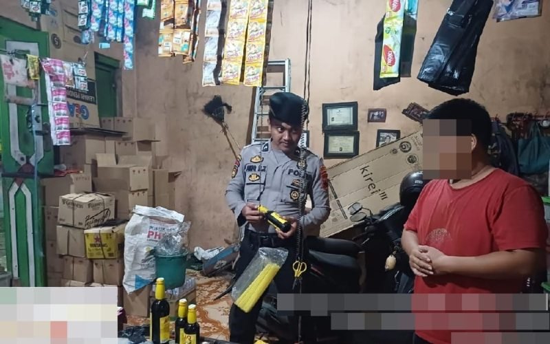 NATARU -  Polres Pekalongan melakukan razia miras guna menjaga kondusifitas jelang libur nataru (dok. Humas