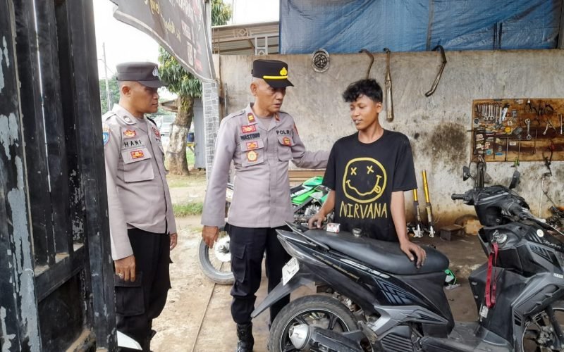 KNALPOT BRONG - Jelang tahun baru petugas dari Polsek Bojong menyambangi beberapa bengkel untuk mengantisipasi penggunaan knalpot brong (dok. Humas)