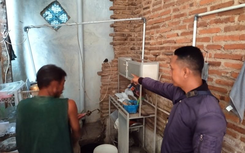 TKP - Petugas menunjukkan tempat kejadian perkara atas meninggalnya seorang warga yang tersengat listrik (dok. Humas)