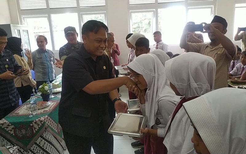 Wakil Ketua DPRD Kabupaten Pekalongan, Ahmad Ridhowi saat menghadiri launcing program makanan bergizi di Wonopringgo (dok. Istimewa)