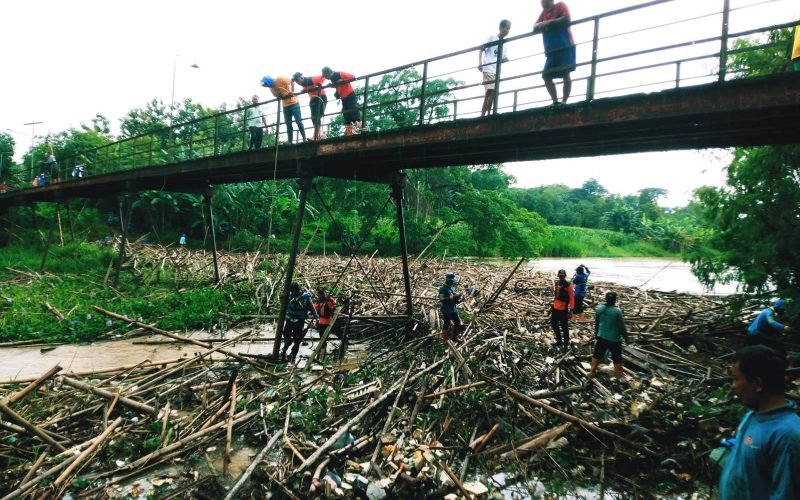 Sampah yang menumpuk dibawah jembatan Glotak Sragi di bersihkan oleh Polisi dan petugas gabungan (dok. Humas)