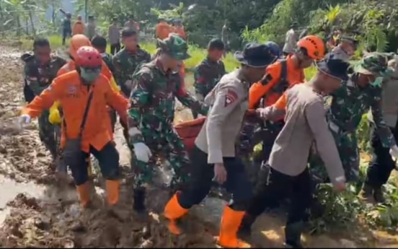 Tim gabungan saat mengevakuasi jasad yang baru ditemukan dilokasi longsor (dok. Humas)