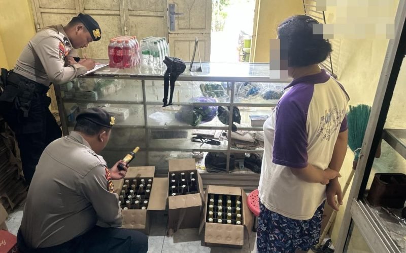 MIRAS - Polisi mendata botol miras disalah satu toko di wilayah hukum Polres Pekalongan (dok. Humas)