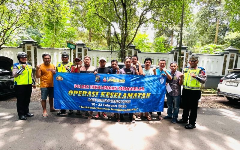 Sejumlah personel Satlantas Polres Pekalongan sosialisasikan tertib lalu lintas kepada pengemudi online di Kajen (dok. Istimewa)