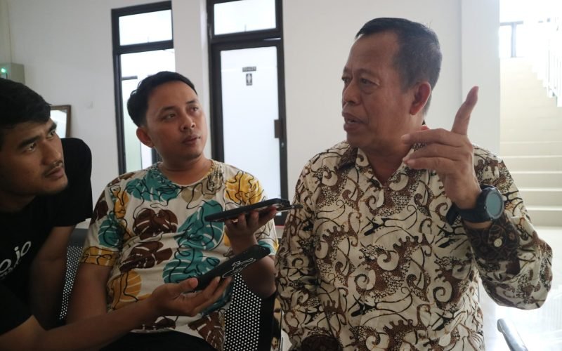 Ketua DPRD Kabupaten Pekalongan, Abdul Munir saat memberikan keterangan kepada media di ex gedung bersama yang dijadikan kantor Sekretariat Dewan (dok. Bagus Rasika FM)