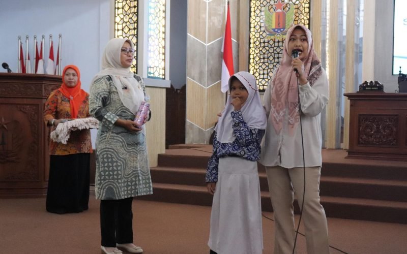 Umi Farida saat memberikan penjelasan tupoksi legislatif kepada siswa saat melakukan kunjungan di gedung paripurna DPRD Kabupaten Pekalongan (dok. Istimewa)
