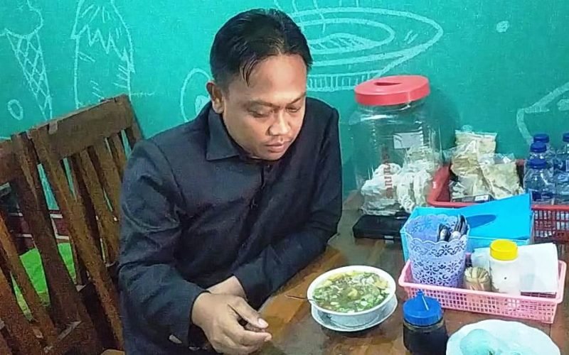 Wakil Ketua DPRD Kabupaten Pekalongan, Ahmad Ridhowi saat menikmati soto di kawasan Kajen sebagai bentuk dukungan kepada UMKM di Kabupaten Pekalongan (dok. Istimewa)