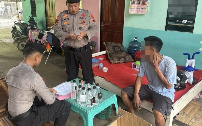 Belasan botol arak yang diamankan petugas dari Polres Pekalongan (dok. Humas)