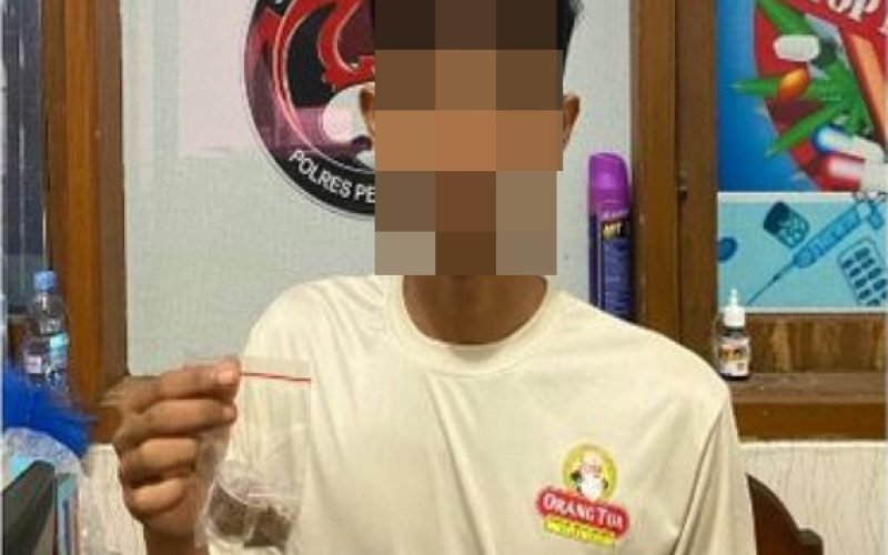 Pelaku dan barang bukti tembakau sintetis yang berhasil di amankan petugas dari Polres Pekalongan (dok. Humas)
