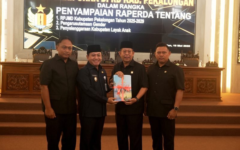 Penyampaian 3 raperda Kabupaten Pekalongan kepada DPRD Kabupaten Pekalongan (dok. Istimewa)