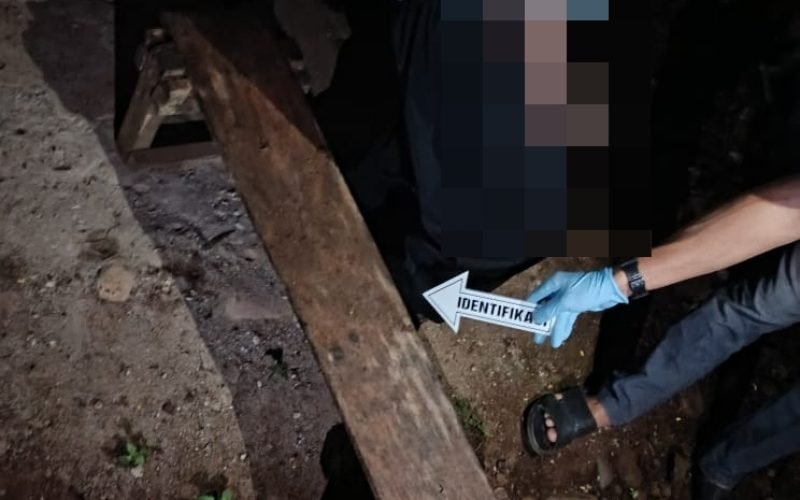Tim Polres Pekalongan saat mengidentifikasi tempat kejadian perkara di lokasi gantung diri (dok. Humas)