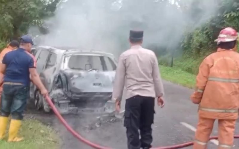 Petugas Damkar dan Polisi saat memadamkan api yang membakar seluruh bodi mobil (dok. Humas)