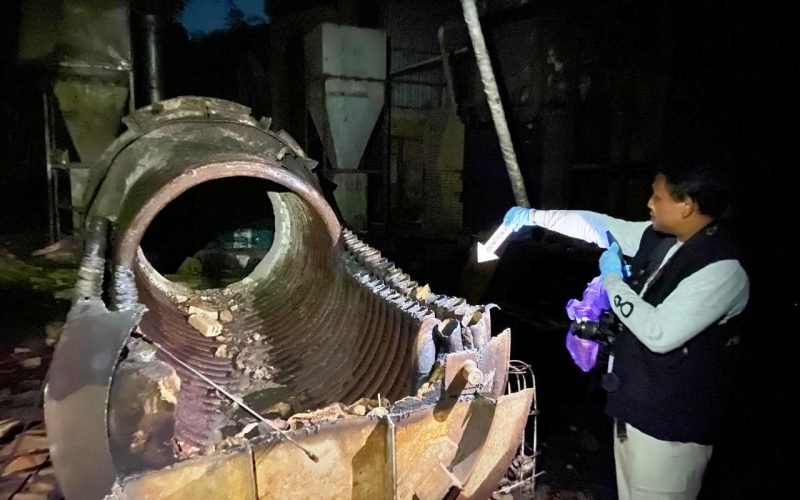 Petugas dari Polres Pekalongan mengidentifikasi puing-puing kebakaran yang menimpa pabrik triplex (dok. Humas)