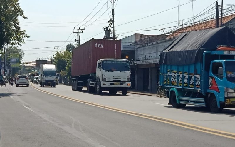 Truk besar yang masih membandel melewati jalur pantura meski telah ada aturan yang melarangnya ( dok. istimewa )
