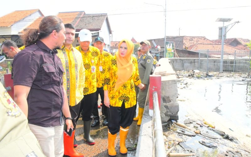 Bupati Fadia dan Ashraff Abu saat lakukan tinjauan lokasi terdampak rob di wilayah Tegaldowo dan Jeruksari Kecamatan Tirto (dok. Istimewa)