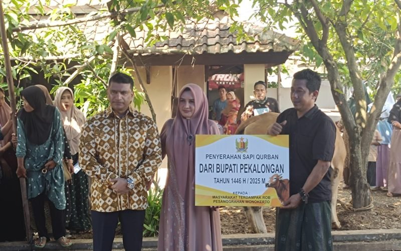 Bupati Fadia saat menyerahkan secara simbolis sapi qurban untuk warga terdampak rob (dok. Prokompim)