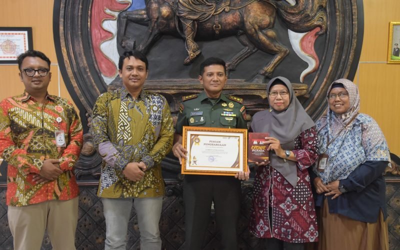 Komisioner KPU Kabupaten Pekalongan menyerahkan penghargaan kepada Kodim 0710/Pekalongan atas sinergi dan suksesnya penyelenggaraan pemilu di Kabupaten Pekallongan (dok. Humas)