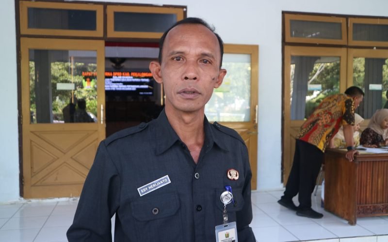 Penjabat Sekretaris Daerah Kabupaten Pekalongan, Edy Herijanto saat memberikan keterangan kepada media (dok. Rasika FM Pekalongan)