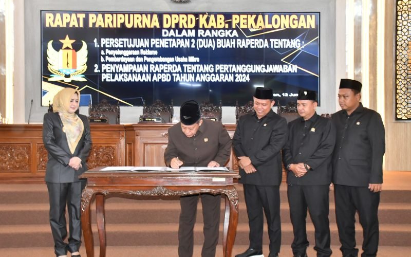 Bupati Fadia dan Pimpinan DPRD Kabupaten Pekalongan dalam rapat paripurna (12/06/2025 - dok. Istimewa)