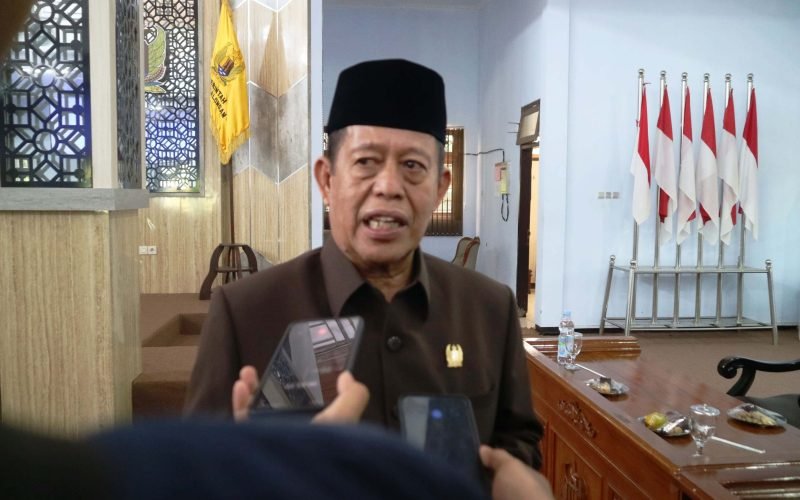 Ketua DPRD Kabupaten Pekalongan, Abdul Munir menanggapi dugaan penyelewengan bantuan sosial di desa Notogiwang Paninggaran Kabupaten Pekalongan (dok. Rasika FM Pekalongan)