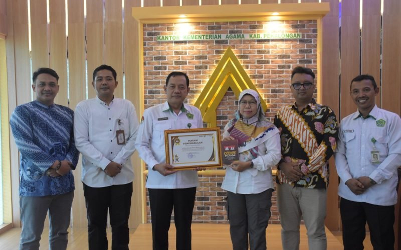 KPU Kabupaten Pekalongan menyerahkan penghargaan kepada Kementrian Agama Kabupaten Pekalongan atas suksesnya Pilkada 2024 (Dok. Istimewa)